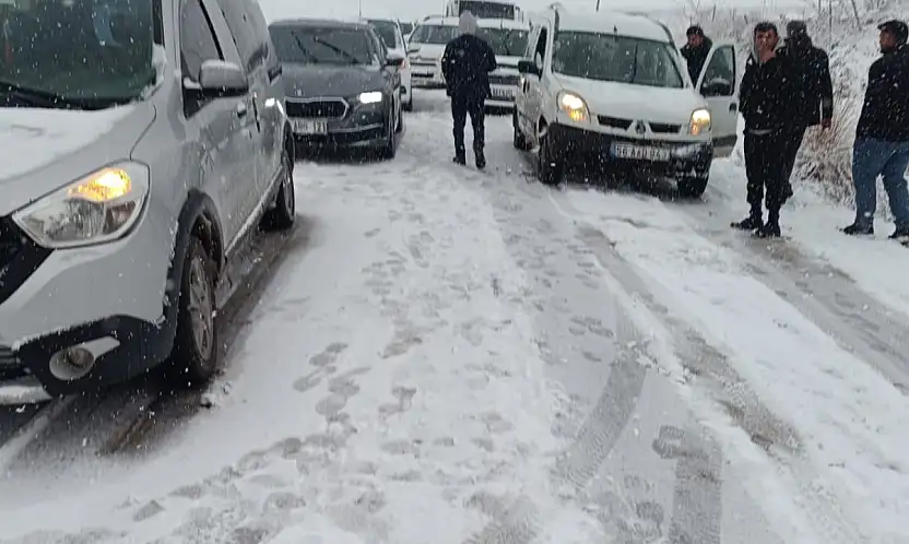 Siirt–Pervari yolunda zincirsiz araçlar mahsur kaldı: Zincir takanlar yoluna devam edebildi