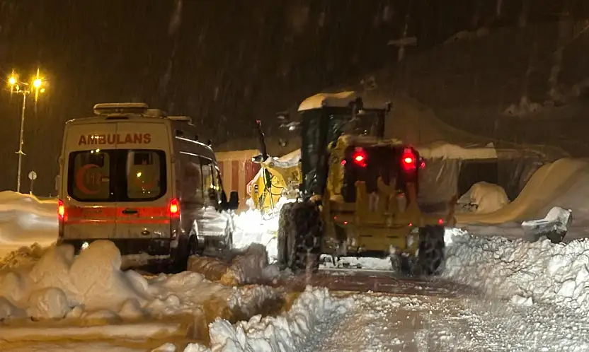 Siirt Şirvan Üçyol'da Hastasıyla Mahsur Kalan Ambulans 3 Saatte Kurtarıldı