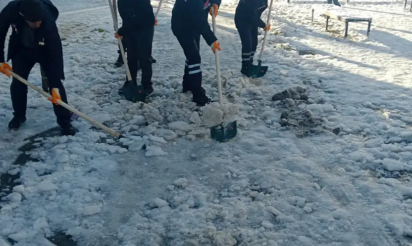 Siirt'te 130 kişilik ekiple kar temizliği çalışması başladı!