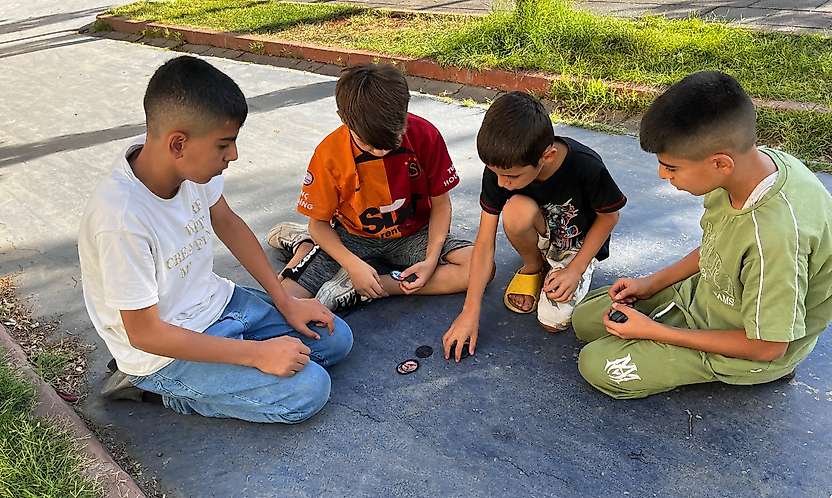 Siirt'te 1990'ların Oyunu Yeniden Sokaklara Döndü: Çocuklar Tasoyu Seçti