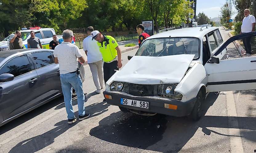 Siirt'te 2 Araç Çarpıştı: Karı Koca Yaralandı