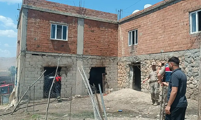 Siirt'te 2 Katlı Evde Yangın: Ahır Olarak Kullanılan Bölüm Yandı