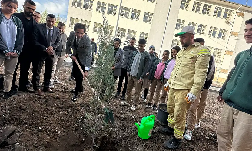 Siirt'te 24 Kasım Öğretmenler Günü'nde Fidanlar Toprakla Buluşturuldu