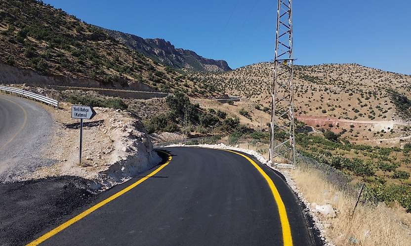 Siirt'te 4 köy ve mezraya 15,7 kilometrelik sıcak asfalt