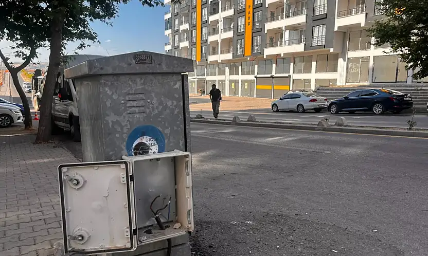 Siirt'te Açık Bırakılan Elektrik Panosu Tehlike Saçıyor