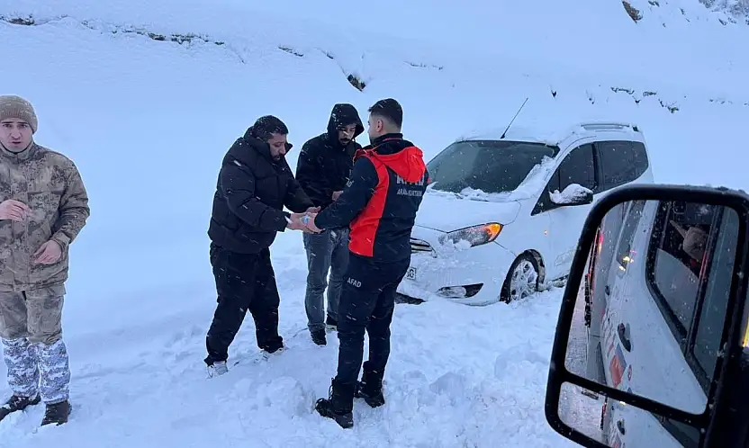 Siirt'te AFAD ekiplerinden yolda mahsur kalan vatandaşlara kumanya desteği