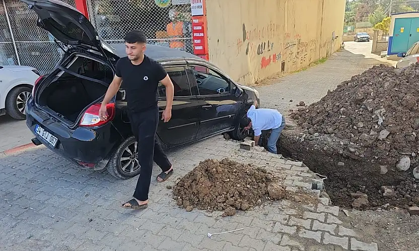 Siirt'te Altyapı Çalışması Sırasında Araç Çukura Düştü