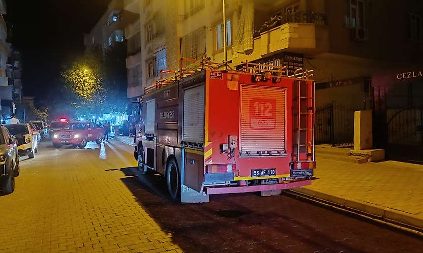 Siirt'te Apartmanın 5'inci Katındaki Klimanın Motoru Alev Aldı