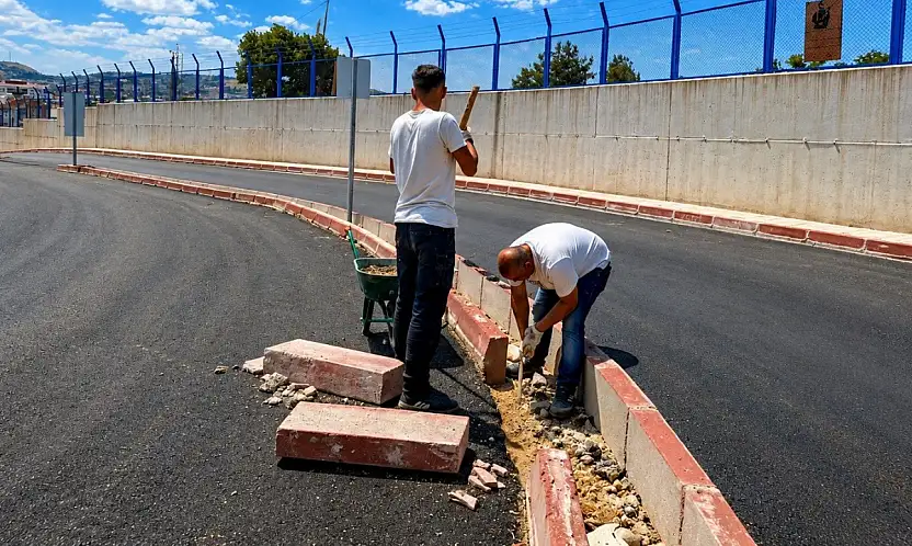 Siirt'te Barış Mahallesi ve Ana Caddelerde Yol ve Kaldırım Çalışmaları Sürüyor