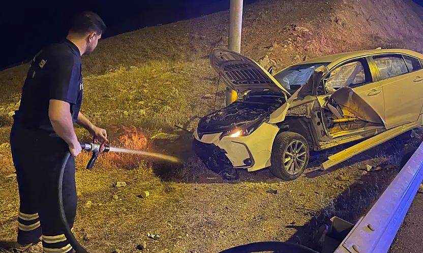 Siirt'te Bariyere Çarpan Otomobil Alev Aldı: 1 Yaralı
