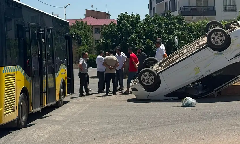 Siirt'te Belediye Otobüsü ile Hafif Ticari Araç Çarpıştı: Araç Takla Attı