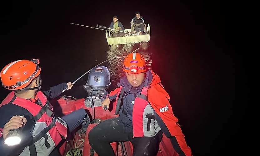Siirt'te Botan Çayı'nda Gece Yarısı Kurtarma Operasyonu! 2 Kişi Sal Üzerinde Mahsur Kaldı