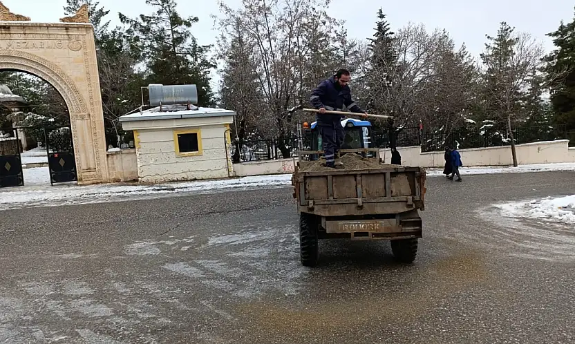 Siirt'te buzlanmaya karşı belediye çalışmaları sürüyor