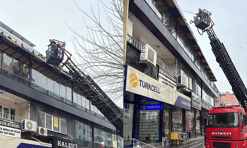 Siirt'te çatılardaki kar ve buz sarkıtları kontrollü şekilde temizleniyor