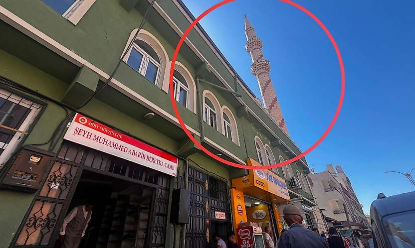 Siirt'te Çatlaklar Bulunan Camii Minaresi Yıkılıyor: Çevre Esnafına Tahliye Uyarısı