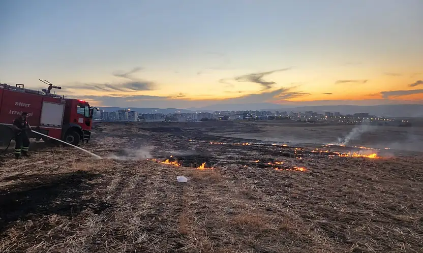 Siirt'te Çevre Yolu'nda Anız Yangını!