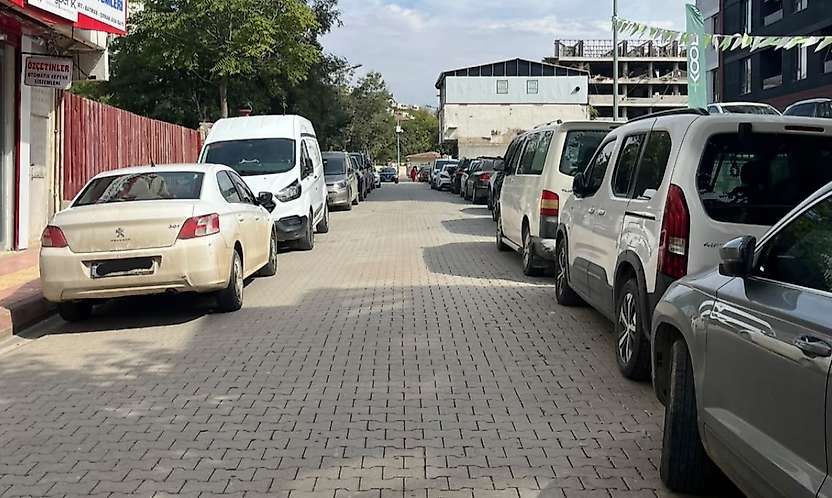 Siirt'te çift sıra park sorunu büyüyor: 3 mahallede trafik içinden çıkılmaz hale geliyor