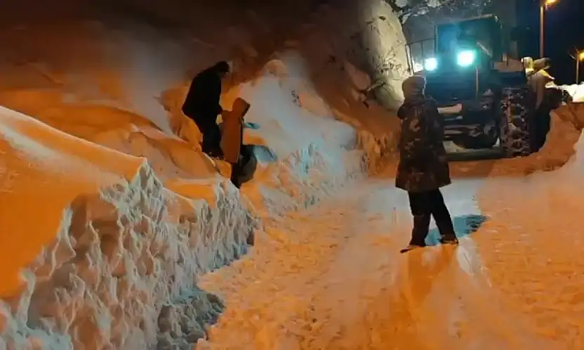 Siirt'te çocuğun üzerine soba devrildi, ekipler 6 saatlik çalışmayla hastaneye ulaştırdı