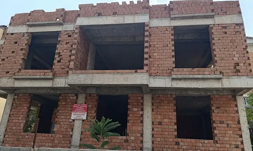 Siirt'te Çocuklar İçin Kuran Kursu Yapılacaktı, Madde Bağımlılarının Yuvası Oldu! 3 Yıldır Bekliyor