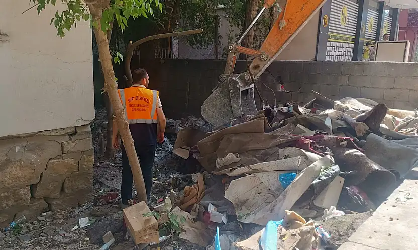 Siirt'te Çöp Eve Belediye Müdahalesi: 2 Kamyon Çöp Çıkarıldı