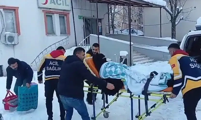 Siirt'te doğum sancısı başlayan kadın 5 saatlik çalışmayla hastaneye ulaştırıldı