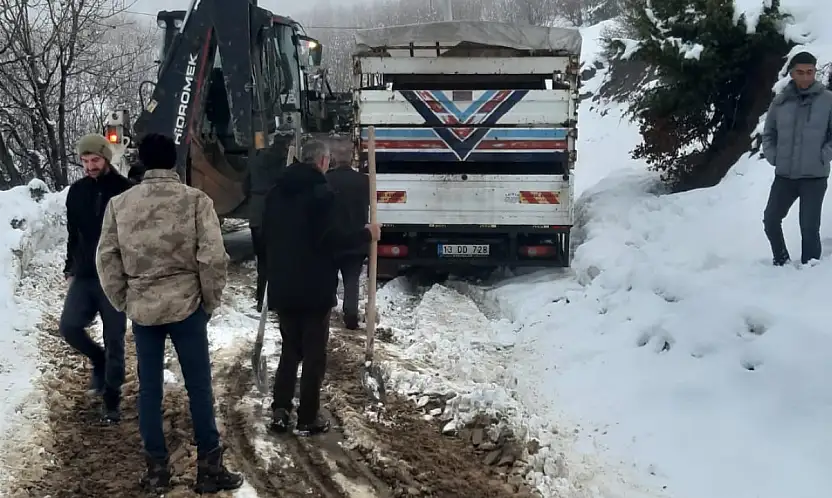 Siirt'te ekipler karda mahsur kalan araçları kurtardı!