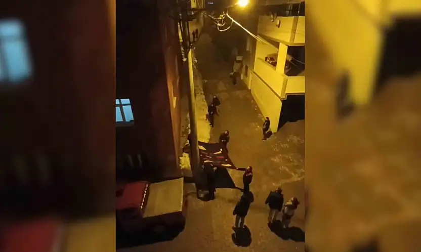 Siirt'te elektrik direğinde mahsur kalan kedi battaniye ile kurtarıldı