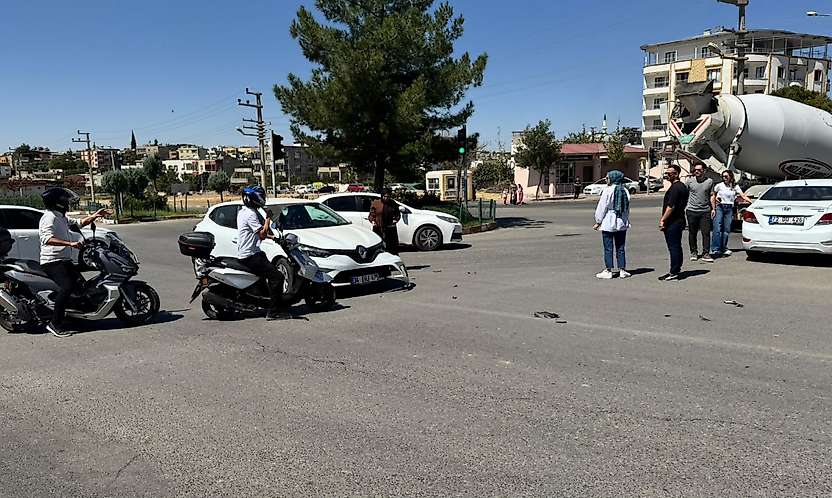 Siirt'te Emniyet Kavşağı'nda Trafik Kazası: Araçlarda Maddi Hasar Oluştu