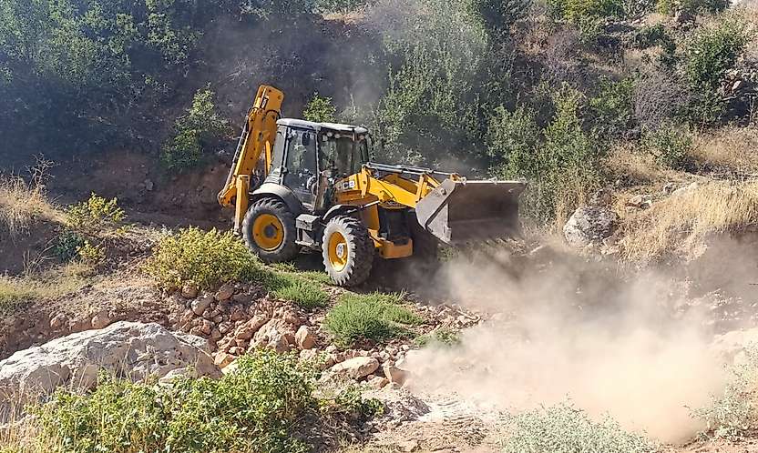 Siirt'te Fıstık Üreticilerine Yol Desteği: Bağ Yollarında Çalışma Sürüyor