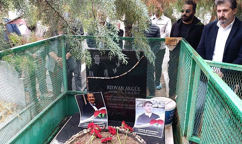 Siirt'te Gar Katliamı'nın 11. yılında anma: Rıdvan Akgül mezarı başında anıldı
