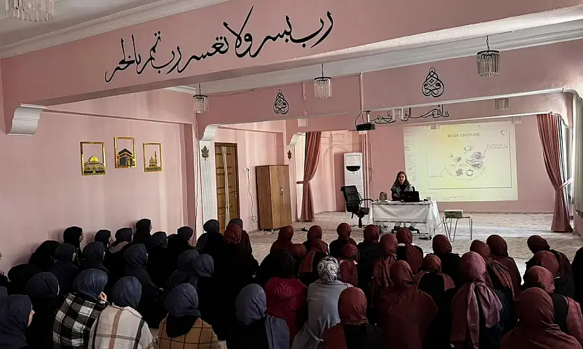 Siirt'te Gençlere Sağlıklı Beslenme ve Dijital Farkındalık Dersi