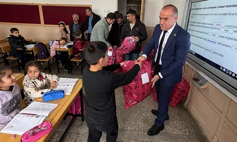Siirt'te Gökçebağ Belediyesi'nden öğrencilere kışlık destek