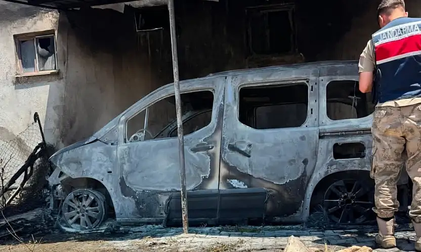 Siirt'te Hafif Ticari Araçta Başlayan Yangın Eve Sıçradı, Araç Küle Döndü