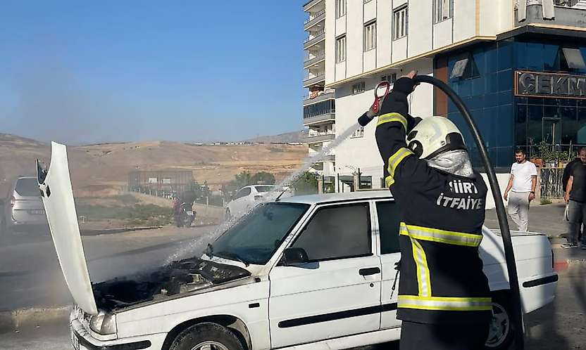 Siirt'te Hareket Halindeki Otomobil Yandı