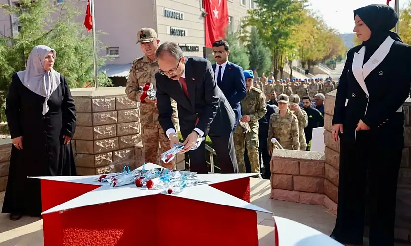 Siirt'te Helikopter Kazasında Şehit Olan 17 Mehmetçik Dualarla Anıldı