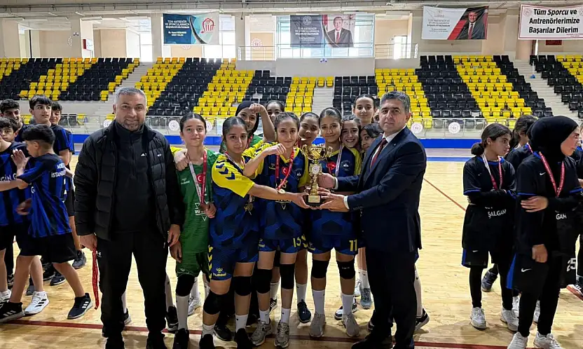 Siirt'te Hentbol Yıldızlar Müsabakaları Tamamlandı! Şampiyonlar Belli Oldu