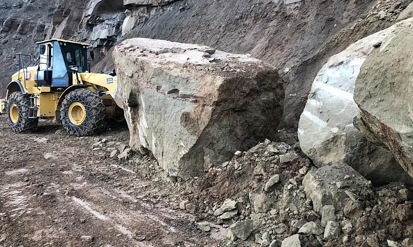 Siirt'te heyelan köy yolunu kapattı, ekipler müdahale etti