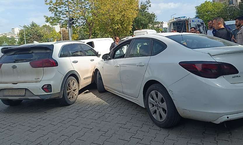 Siirt'te İki Araç Çarpıştı: Sürücüler Yaralandı