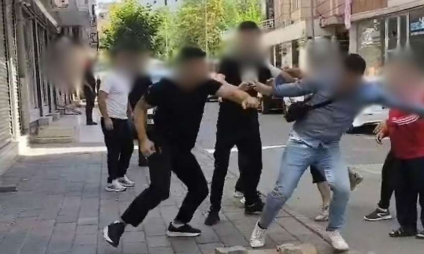 Siirt'te İki Grup Arasında Tekme Ve Yumruklu Kavga