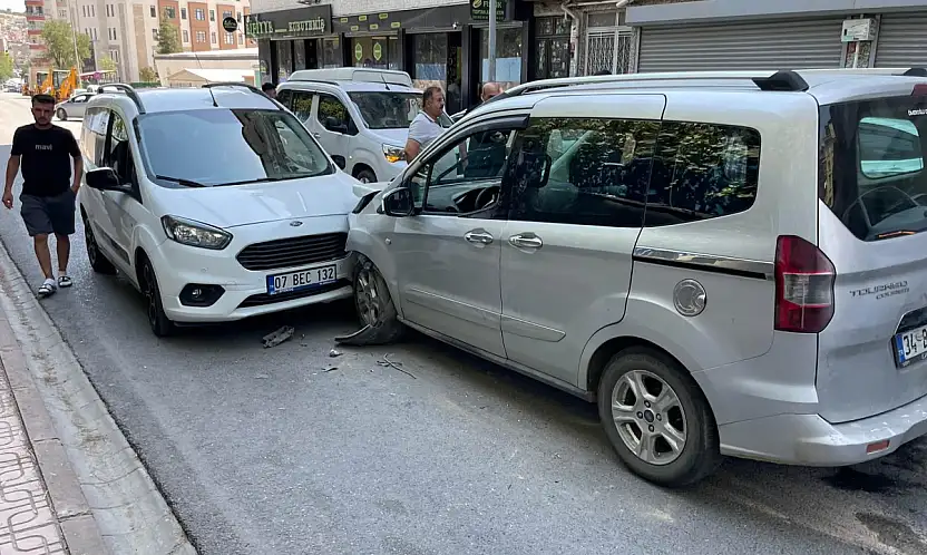 Siirt'te İki Hafif Ticari Araç Kafa Kafaya Çarpıştı: 1 Yaralı