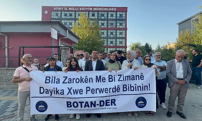 Siirt'te İl Milli Eğitim Müdürlüğü önünde Kürtçe eğitim talebi