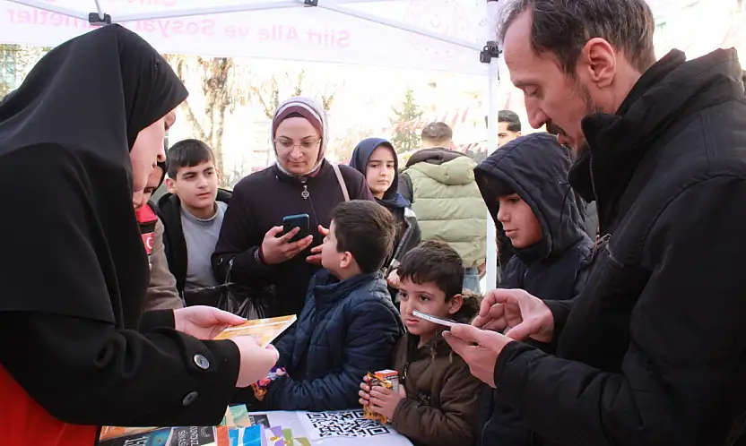 Siirt'te ''İlk Öğretmenim Ailem'' ve ''Çocuklar Güvende'' uygulamaları vatandaşlarla buluşturuldu