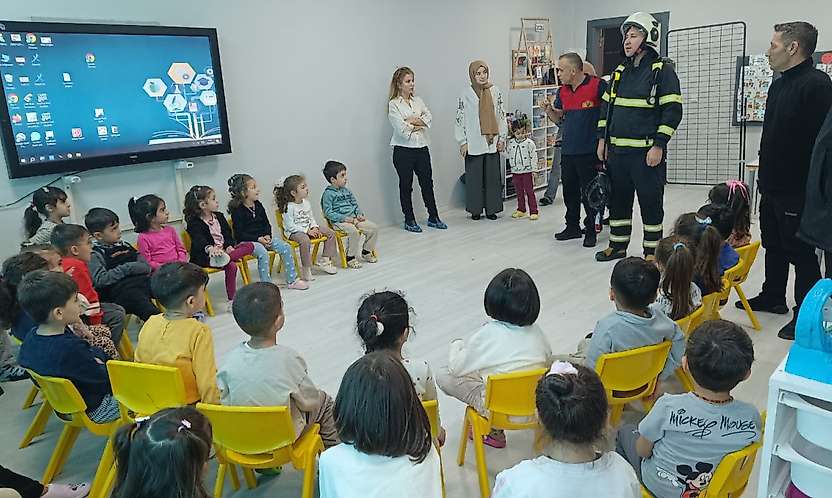 Siirt'te İtfaiye Haftası Kapsamında Yüzlerce Çocuğa Eğitim Verildi