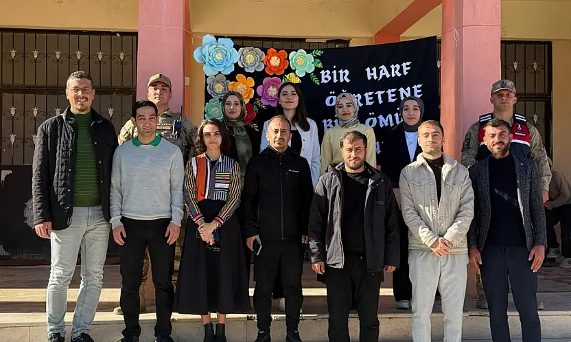 Siirt'te Jandarma 297 Okulu Ziyaret Ederek Öğretmenlerin Gününü Kutladı