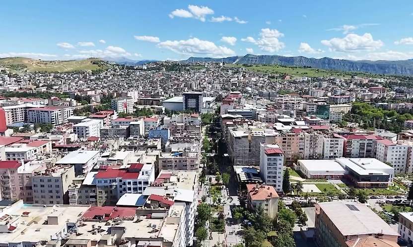 Siirt'te Kaldırım İşgali Tepki Çekiyor: Vatandaş Yürümekte Zorlanıyor