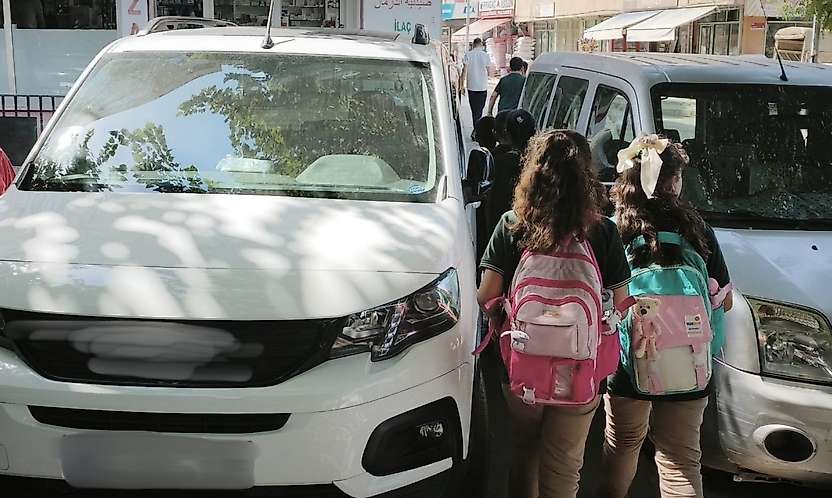 Siirt'te Kaldırıma Park Edilen Araçlar Öğrencileri Zor Durumda Bırakıyor