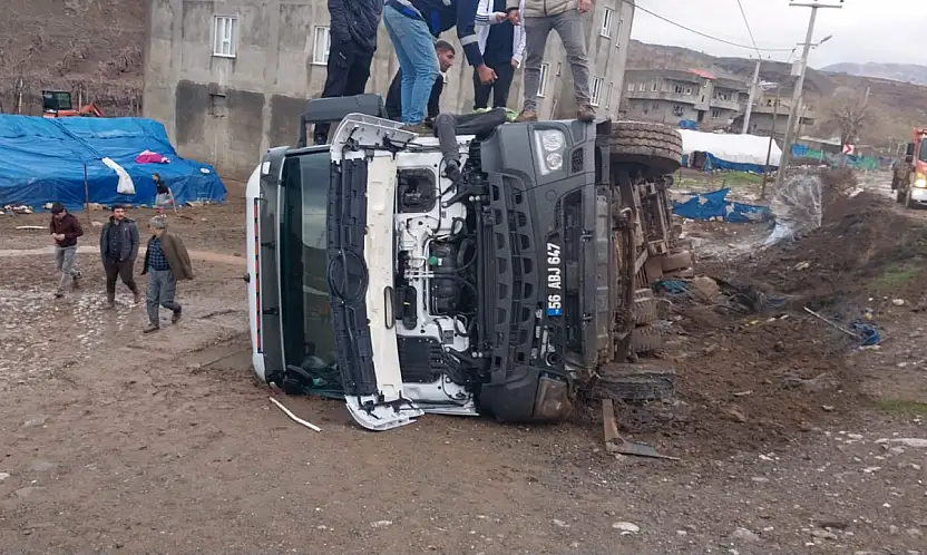 Siirt'te kamyon devrildi: 1 yaralı
