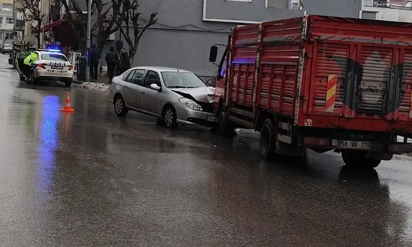 Siirt'te kamyon ile otomobil kafa kafaya çarpıştı