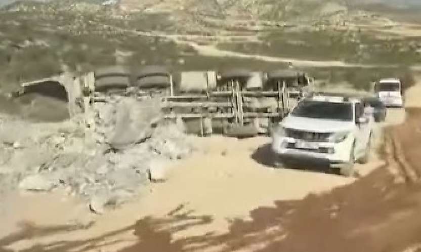 Siirt'te Kamyon Yol Kenarına Devrildi: Yaralanan Yok