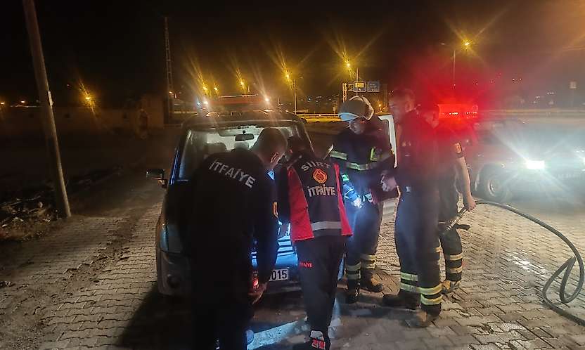 Siirt'te Kamyonetten Yoğun Duman Yükseldi: İtfaiye Ekipleri Müdahale Etti
